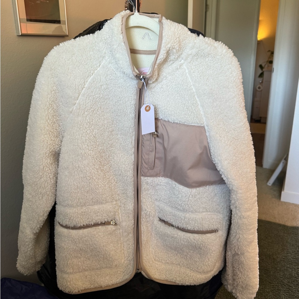Cozy Cream Sherpa Jacket with Contrast Pockets